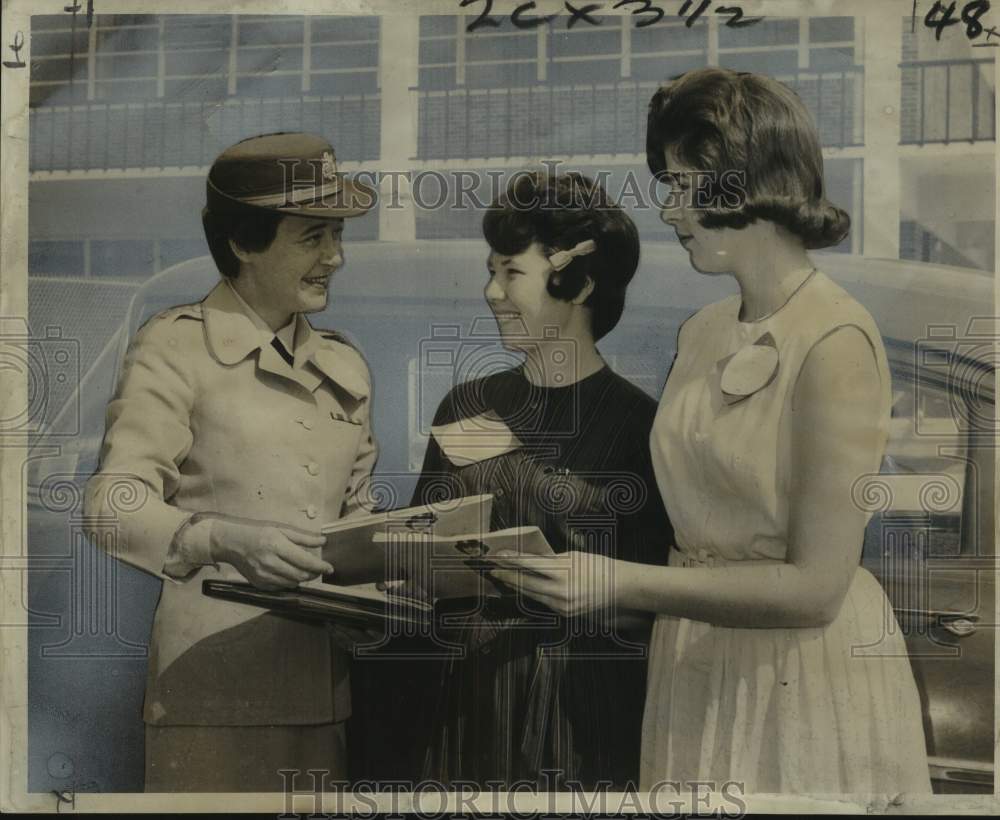 1963 Lieutenant Patricia Schlaht talks to Riverdale High students-Historic Images