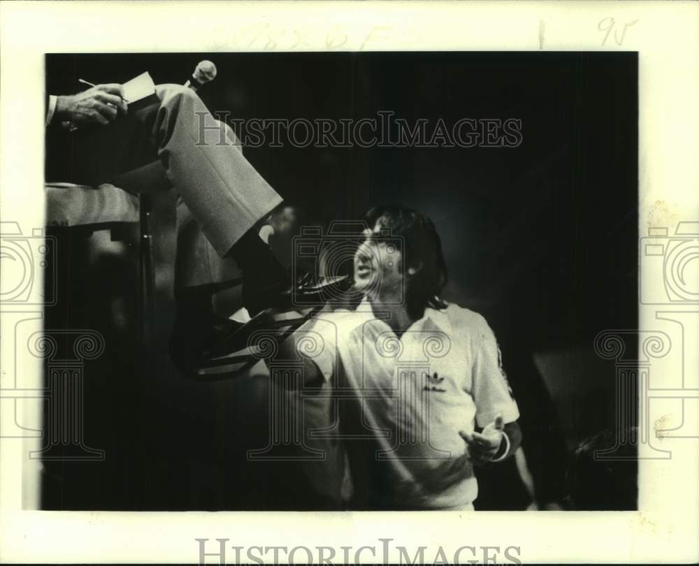 1979 Press Photo Ilie Nastase makes point with tennis official then disqualified - Historic Images