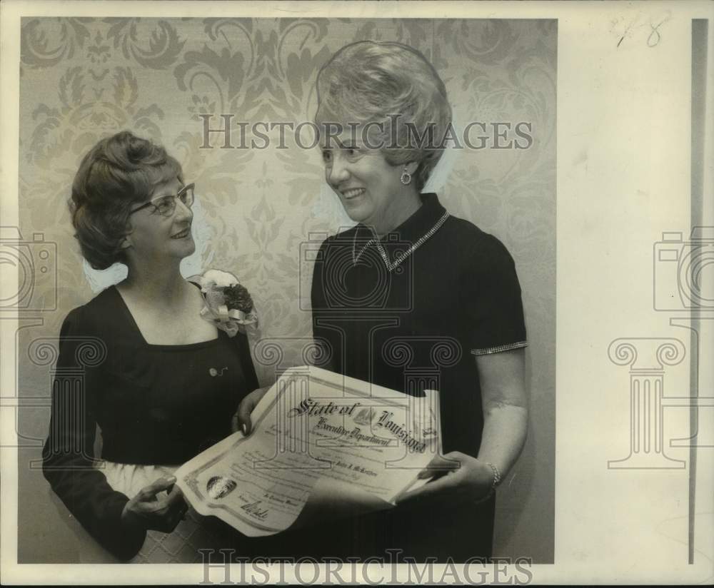 1968 Press Photo Peggy Richards presents commission to Thelma Montz at ceremony. - Historic Images