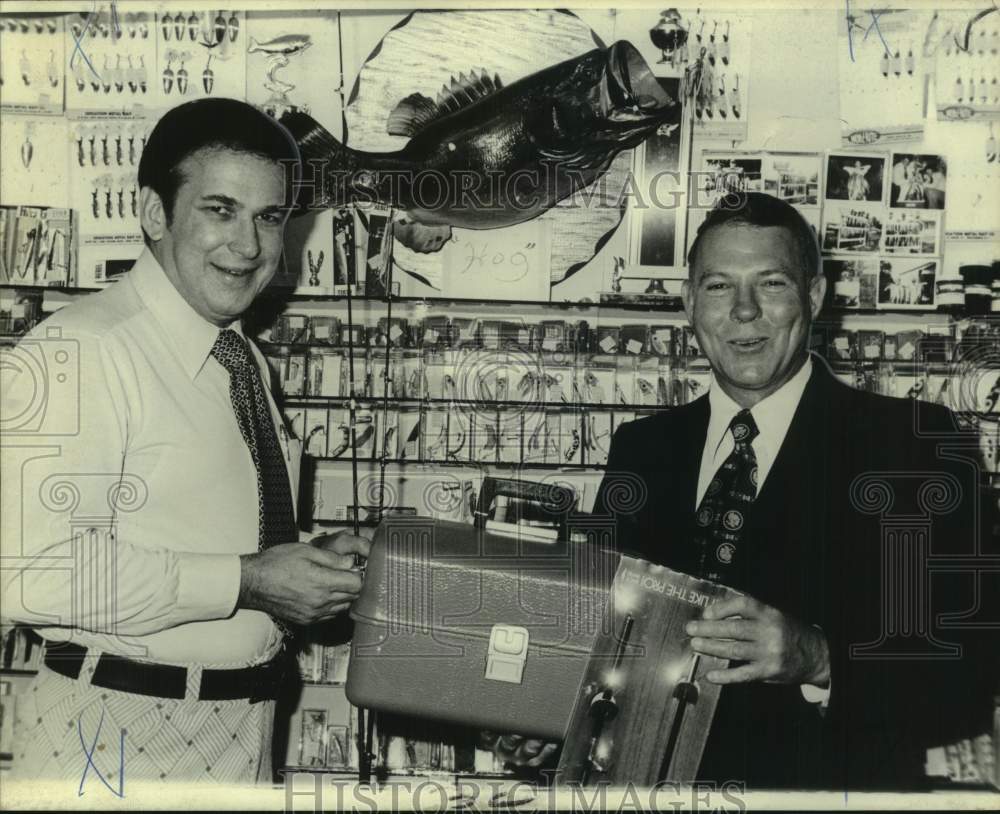 1973 Press Photo Merlin Remmer &amp; Leonard Rosman With Prizes for Fishing Rodeo- Historic Images