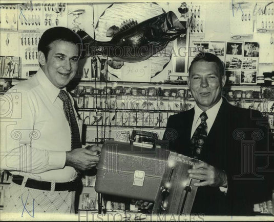 1973 Press Photo Merlin Remmer & Leonard Rosman With Prizes for Fishing Rodeo- Historic Images