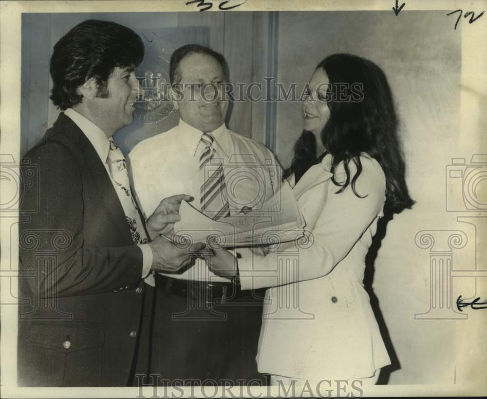 1975 Press Photo Officials receiving signature favoring purchase of Marrero land - Historic Images