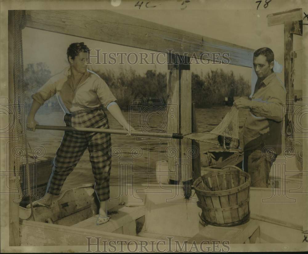 1959 Press Photo Mr. and Mrs. Russell Bryan transfer crabs on Shell Beach - Historic Images