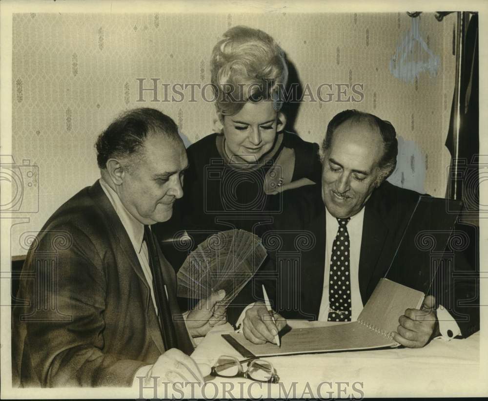 1971 Press Photo Otis Guichet writes checks for boxing tickets as others look on - Historic Images