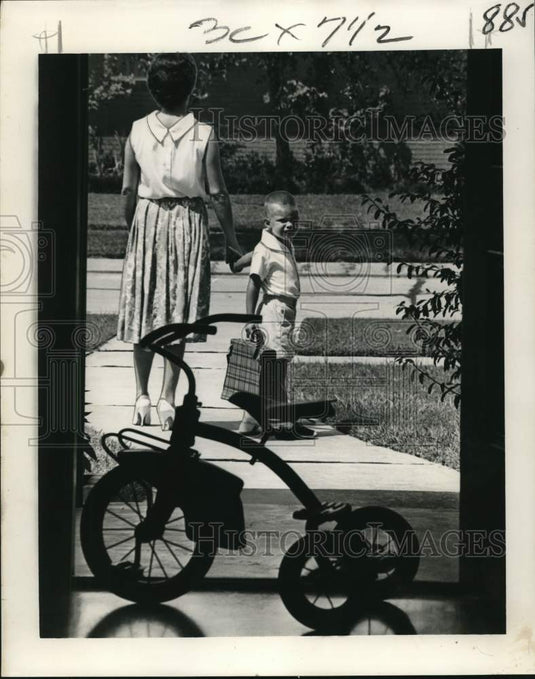 1964 Press Photo Kindergarten student Harold Sherer III with his mother- Historic Images