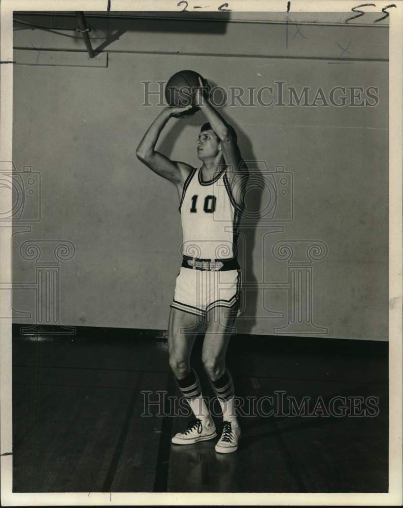 1969 Press Photo Larry Saulters, Northeast Basketball Player sets up shot - Historic Images