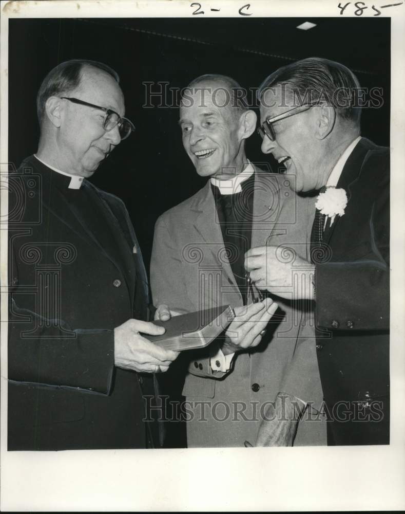 1968 Press Photo Reverend Charles Seymour receives keys to Trinity Episcopal - Historic Images