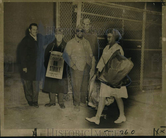 1969 Press Photo Sadie Easley bringing her garbage to St. Louis Incinerator - Historic Images