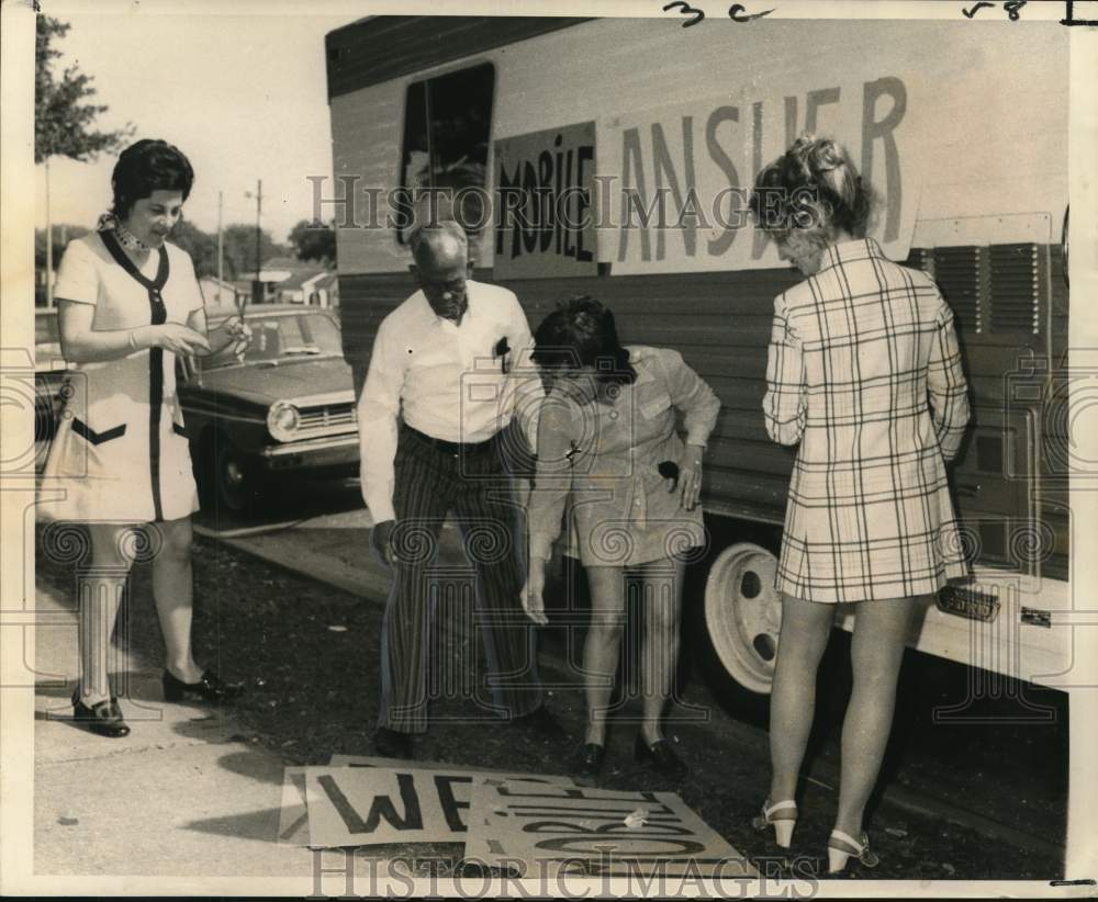 1971 Answer Desk on Wheels unit volunteers at Palmer Park - Historic Images