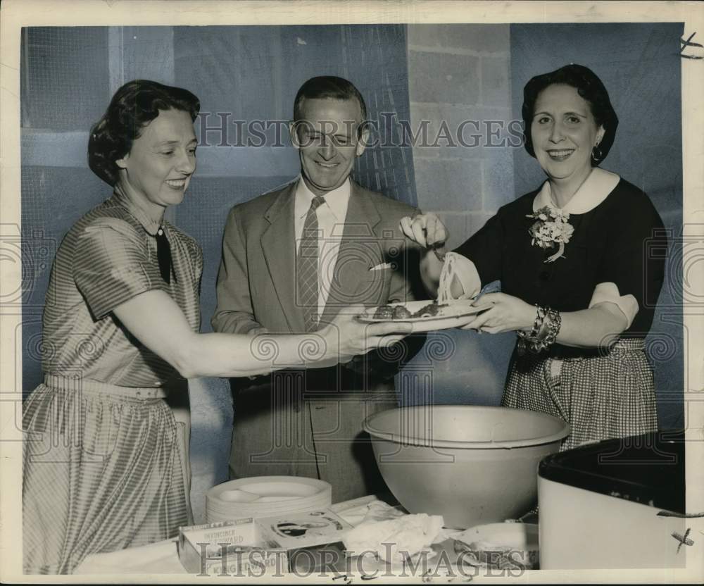 Mr. and Mrs. William H. Seemann Jr. and Mrs. H. Hunter McFadden - Historic Images