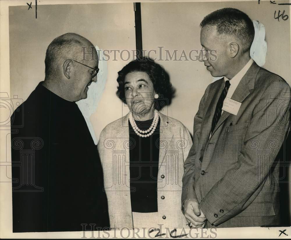 1964 Press Photo HEW specialist Elsa Schneider confers with Catholic officials- Historic Images