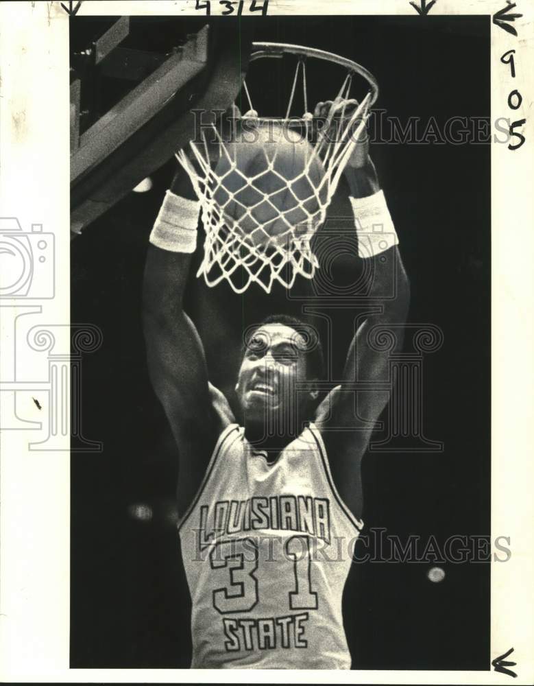 1980 Press Photo Basketball player DeWayne Scales does slam dunk - noo63452- Historic Images