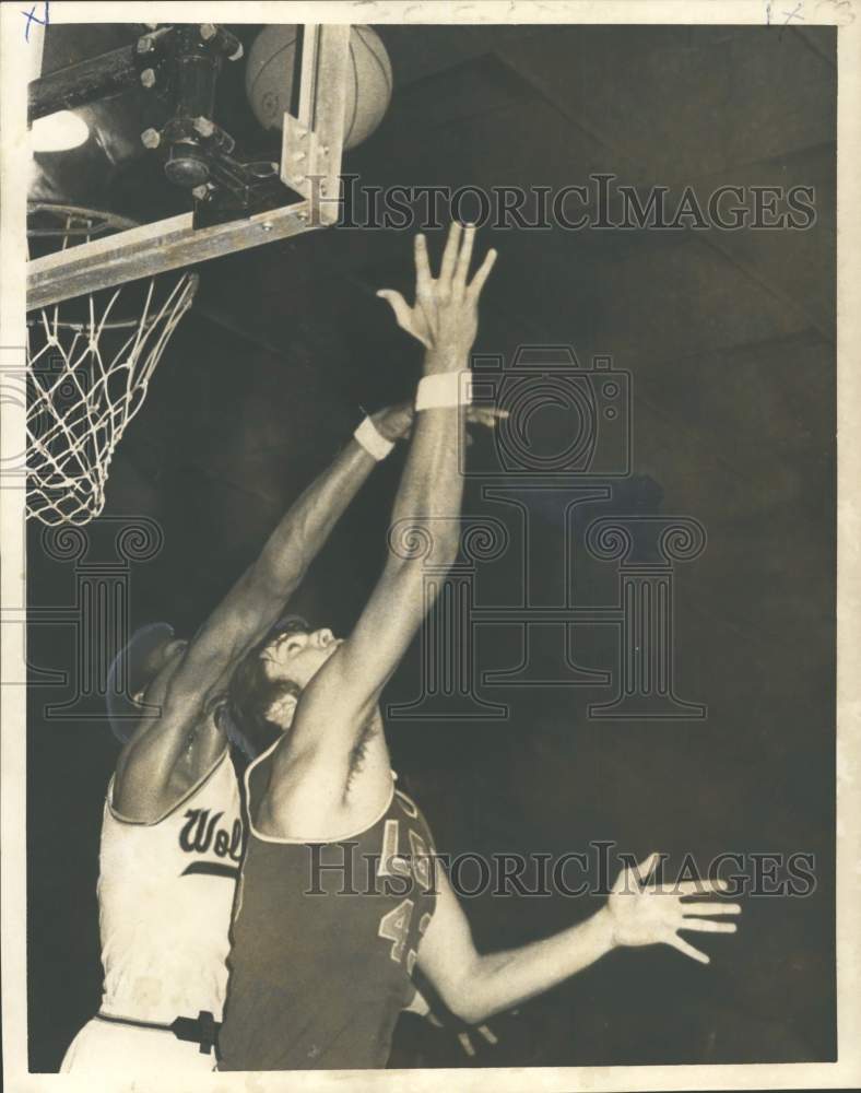 1970 Press Photo LSU&#39;s Bill Newton layup against Loyola&#39;s Stepney Johnson - Historic Images