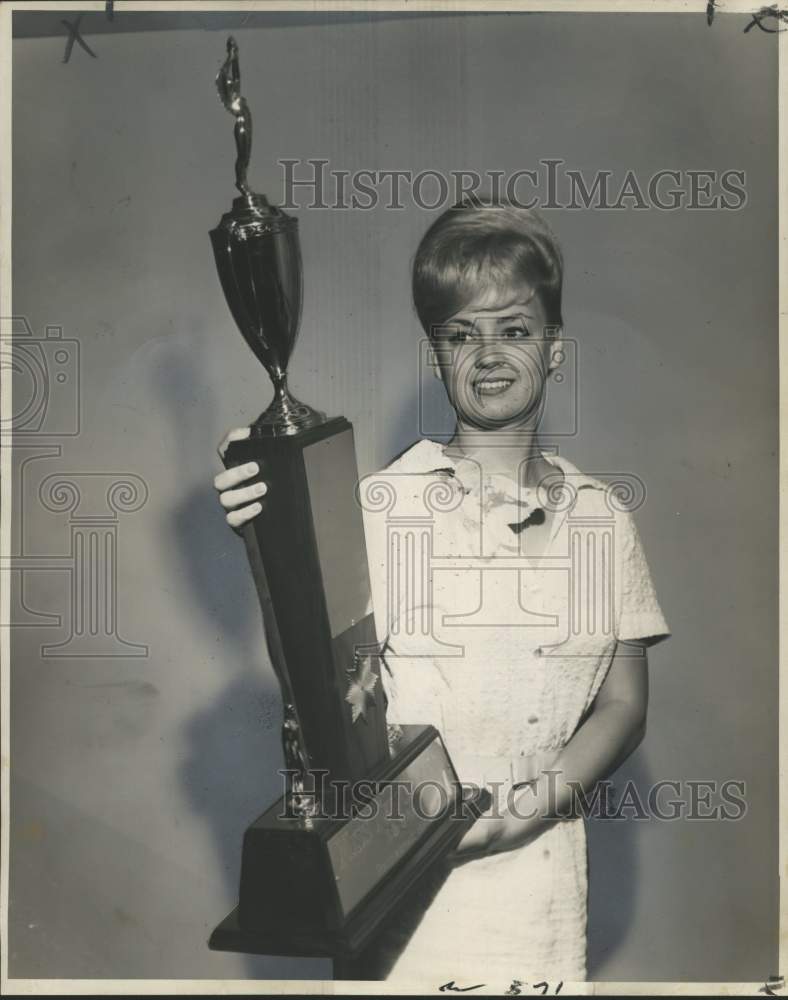 1964 Press Photo Gwen Saucier, Miss New Orleans with Trophy - Historic Images