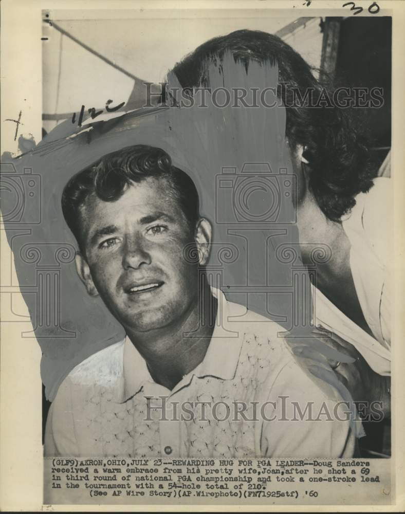 1960 Press Photo PGA champion Doug Sanders embraced by his wife, Joan.- Historic Images