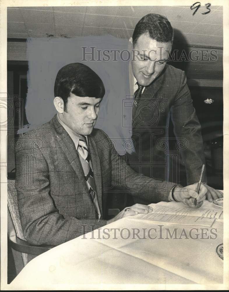 Press Photo Chester Young, End Linebacker, Sam Barthe High School Football - Historic Images