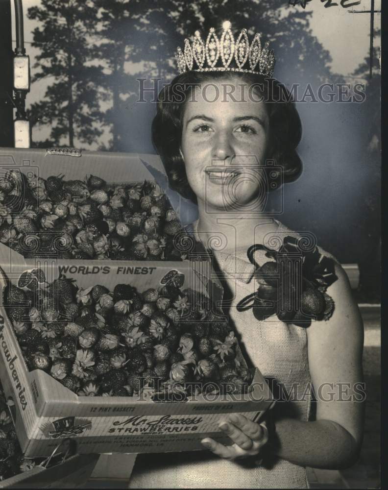 1965 Press Photo Strawberry Queen Neville Womack hold boxes of strawberries - Historic Images