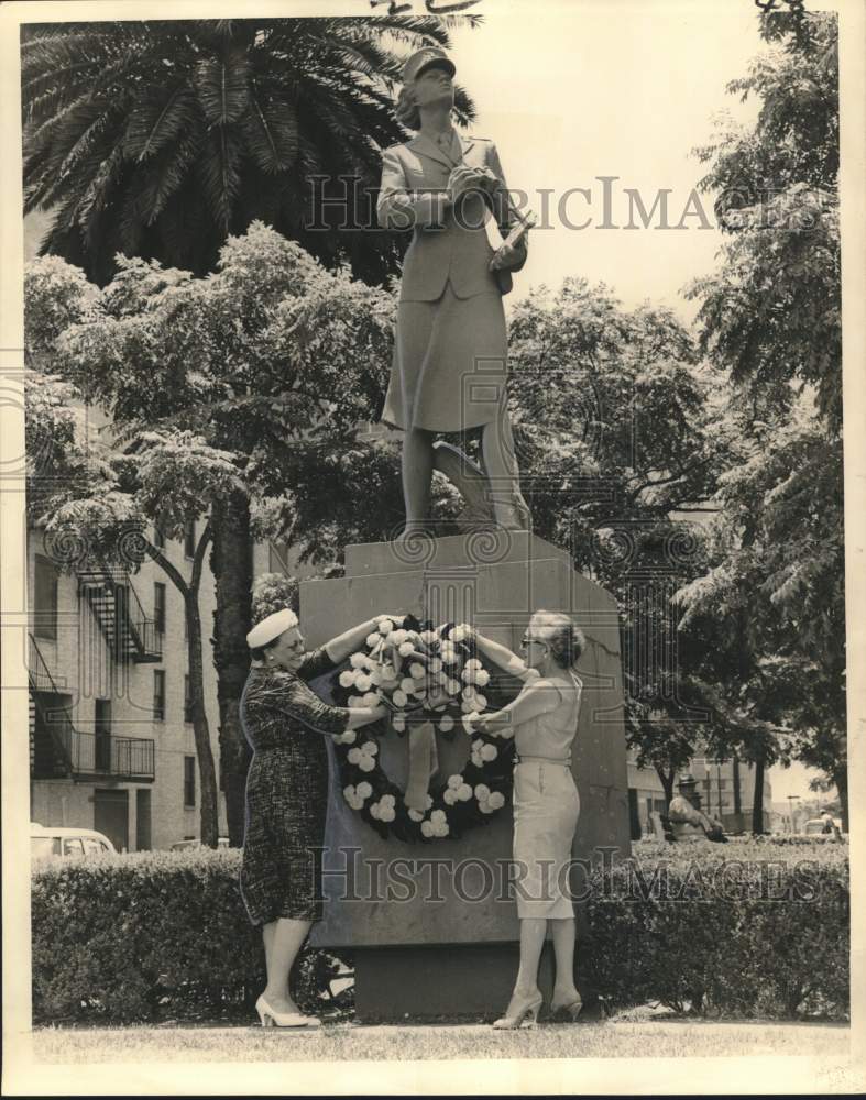 1961 Press Photo WAC Veterans vice-president&#39;s place wreath at statue on Elk - Historic Images