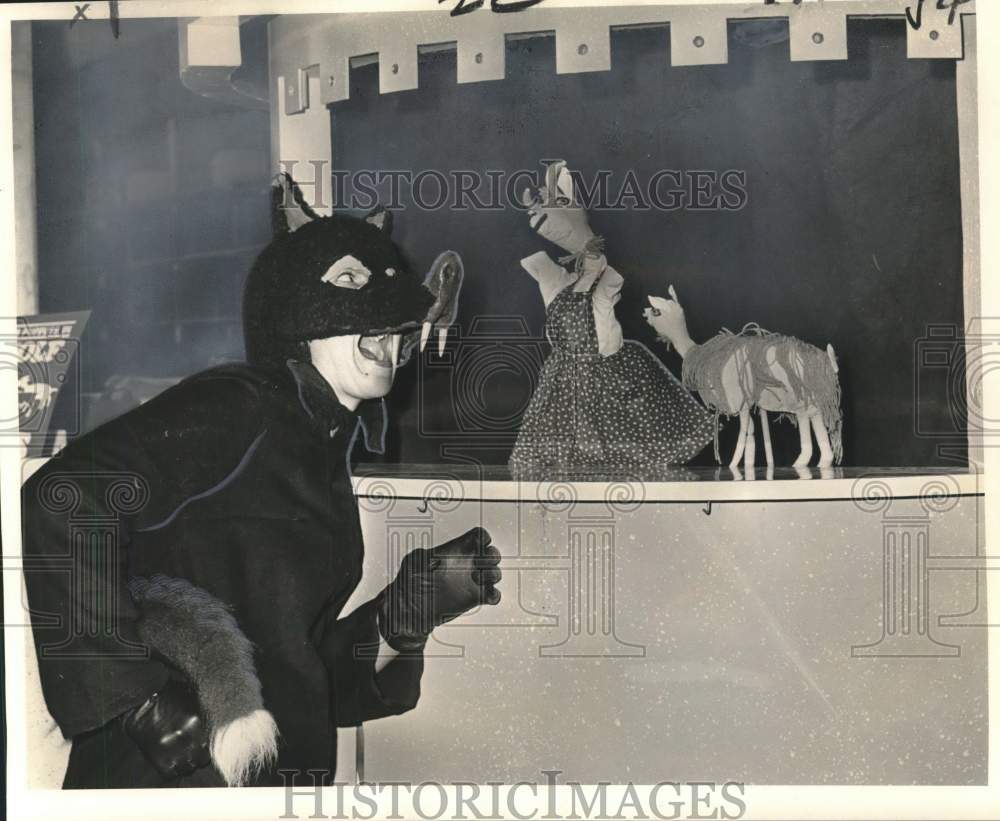 1965 Press Photo Marion Bright acts at puppet show at New Orleans library - Historic Images