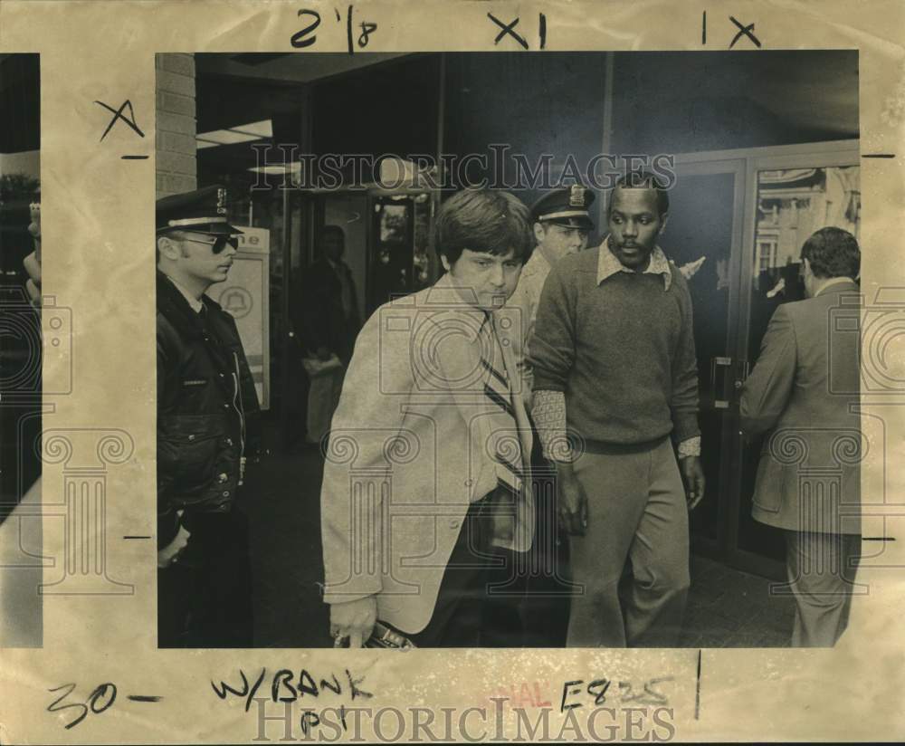 1978 Alvin Seals, bank robbery suspect caught by security - Historic Images