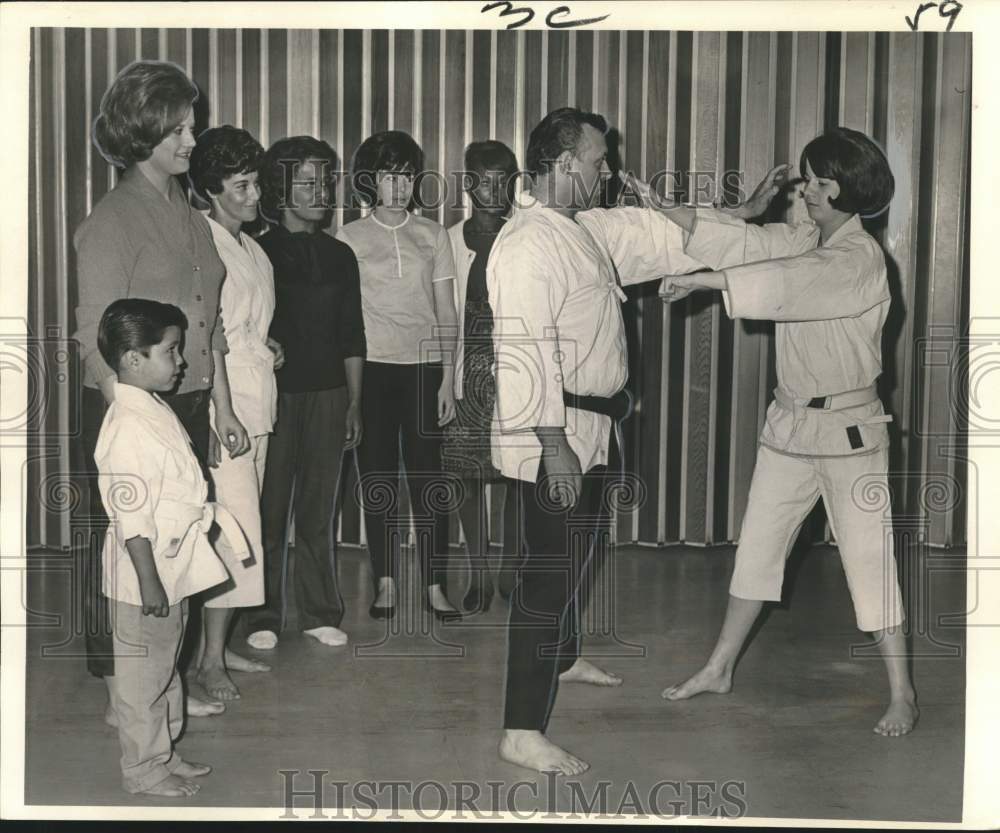 1965 Press Photo Art of self defense Karate taught by Gino D&#39;Antonio at YWCA- Historic Images