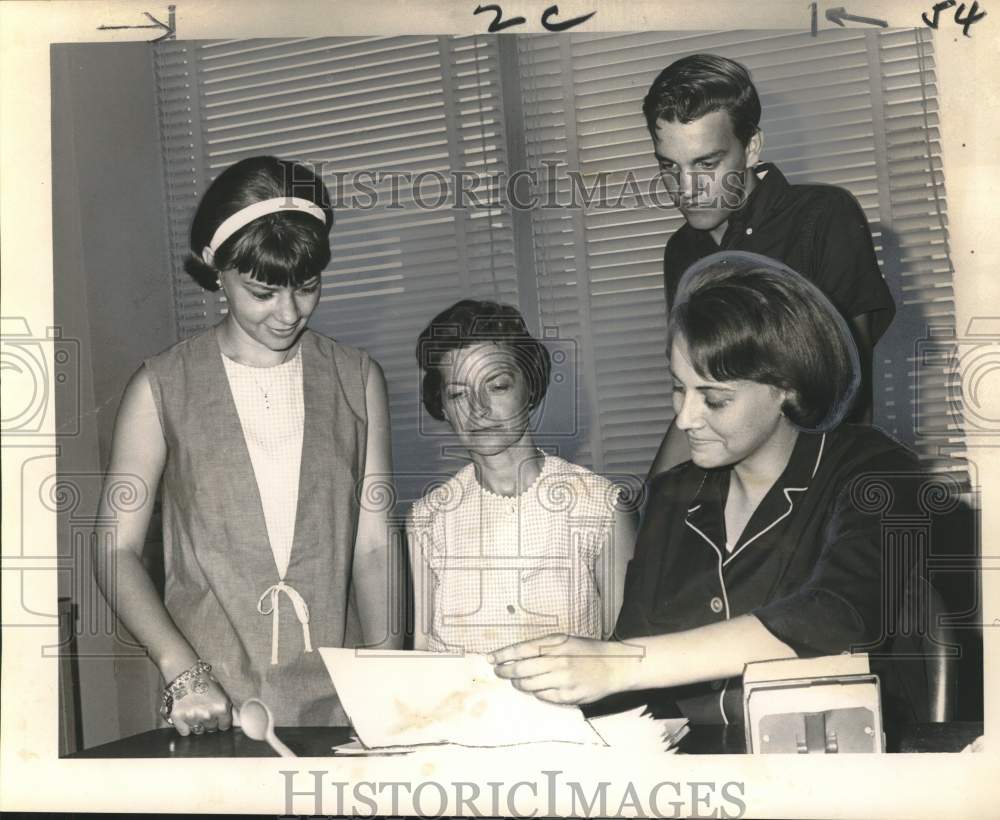 1965 Press Photo Jacqueline Smith shows summer jobs summer certificates. - Historic Images