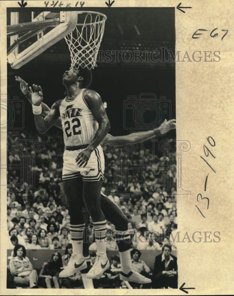 1977 Press Photo Basketballer Nate Williams, New Orleans Jazz, Suspended in Air - Historic Images