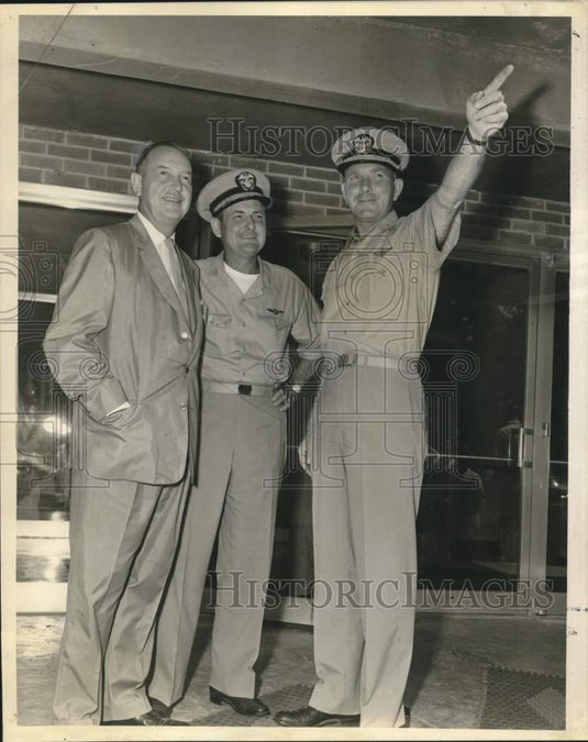 1958 Press Photo Commander John E. Wishart with men at Memphis Naval Air Station - Historic Images