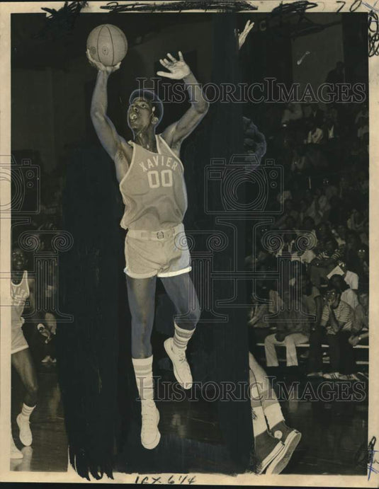 1974 Press Photo Xavier's James Williams drives through middle of Tulane. - Historic Images