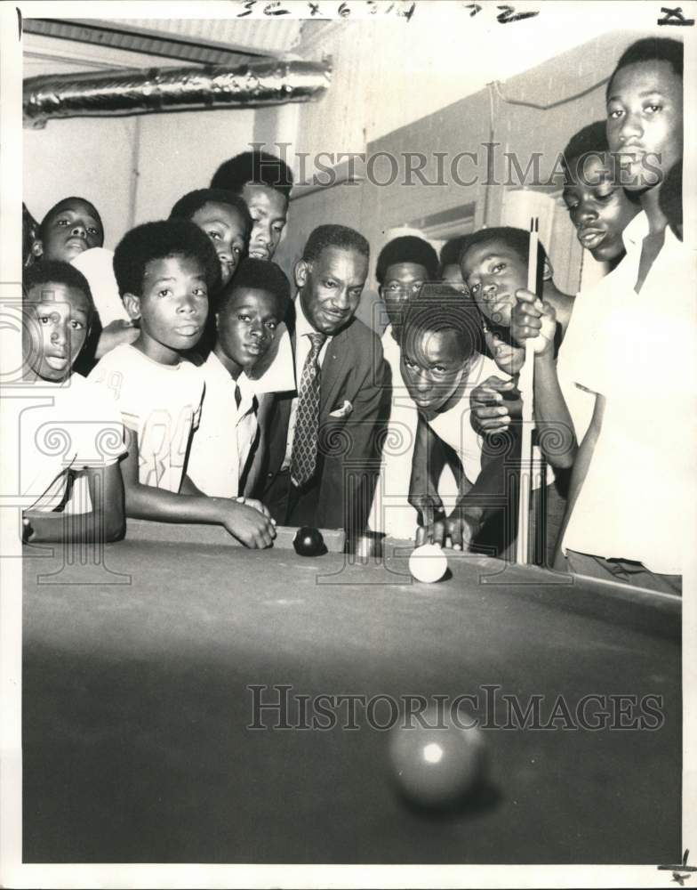 1970 Press Photo Sgt. George A. Williams watches a youngster shoot pool - Historic Images