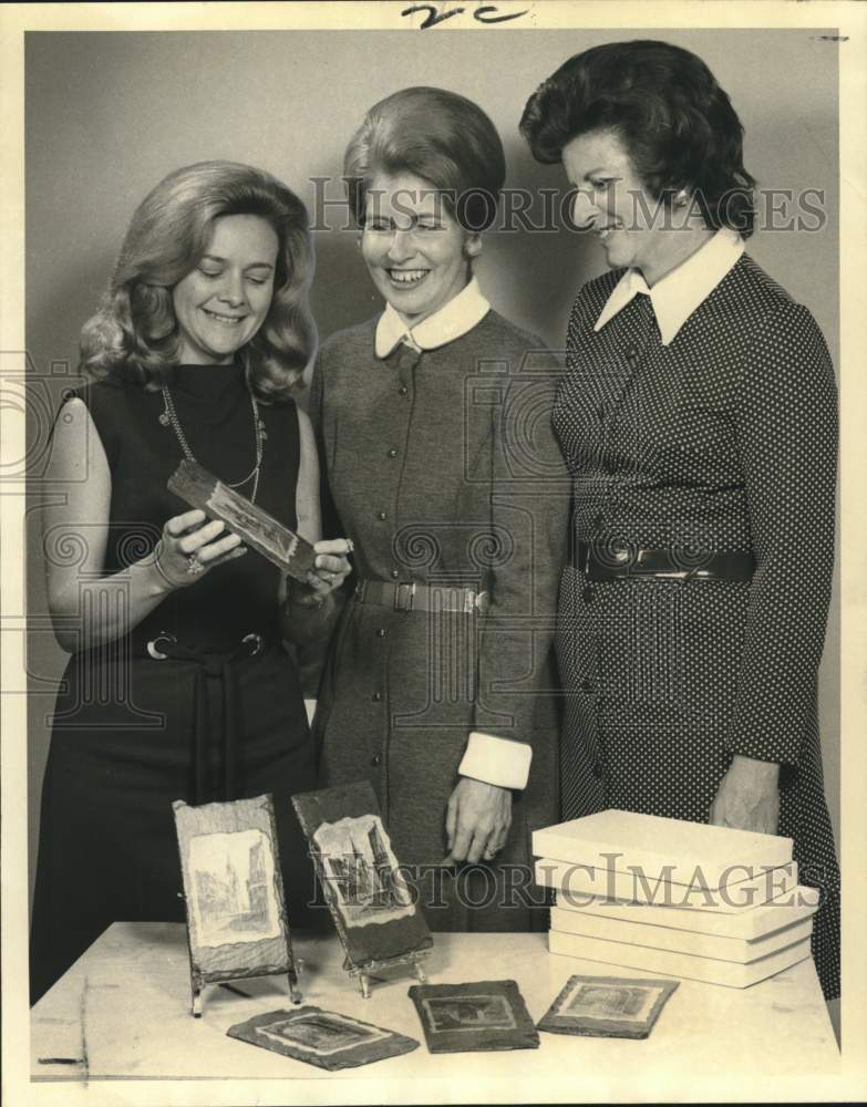 1971 Wives of members of the Gulf Coast Association examine favors - Historic Images