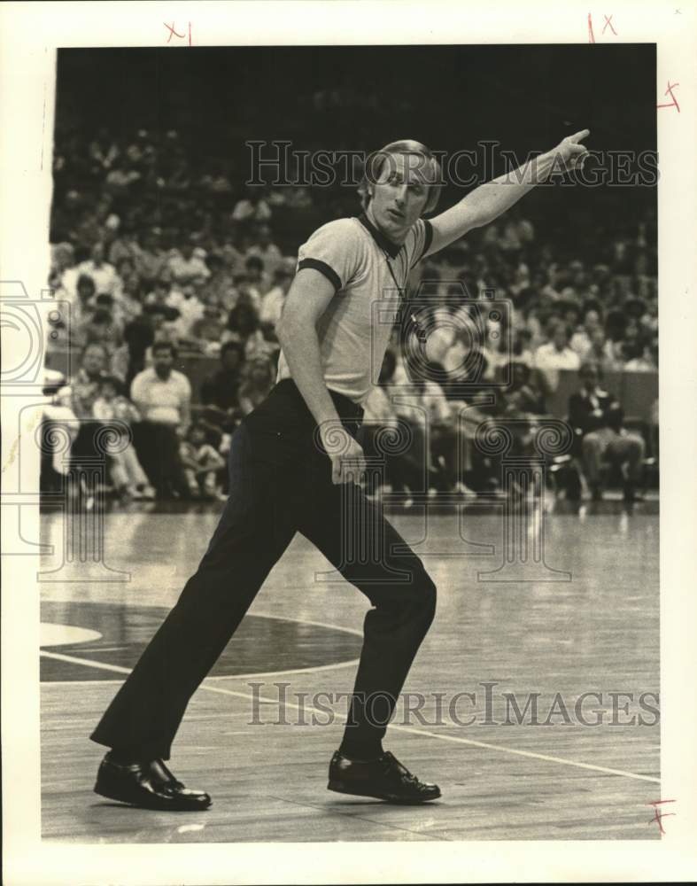 1977 Press Photo Sub Ref Mel Whitworth, 80 fouls in his NBA debut - noo65593 - Historic Images