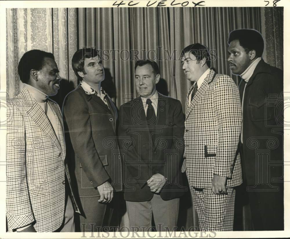 1975 Press Photo NCAA basketball chairman Floyd Walker with tournament coaches - Historic Images