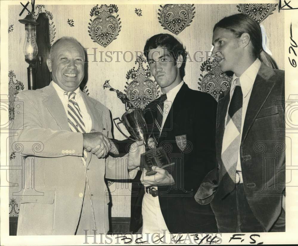 1974 Press Photo Rix Yard presents trophy to Lacrosse team members at Masson&#39;s- Historic Images