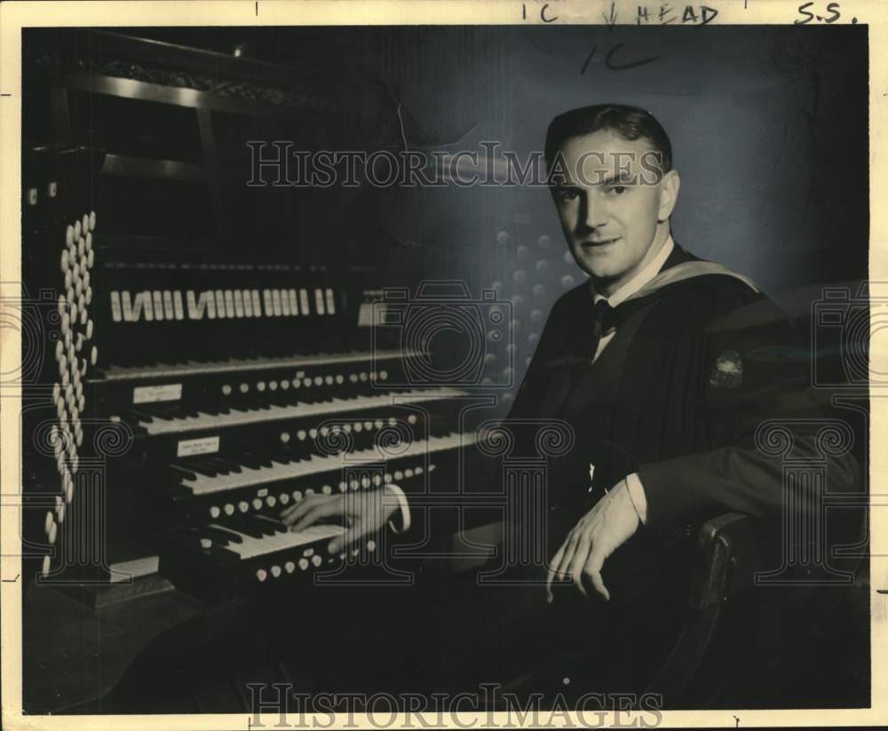 1965 Press Photo Organists Alec Wyton of New York presents New Orleans recital. - Historic Images