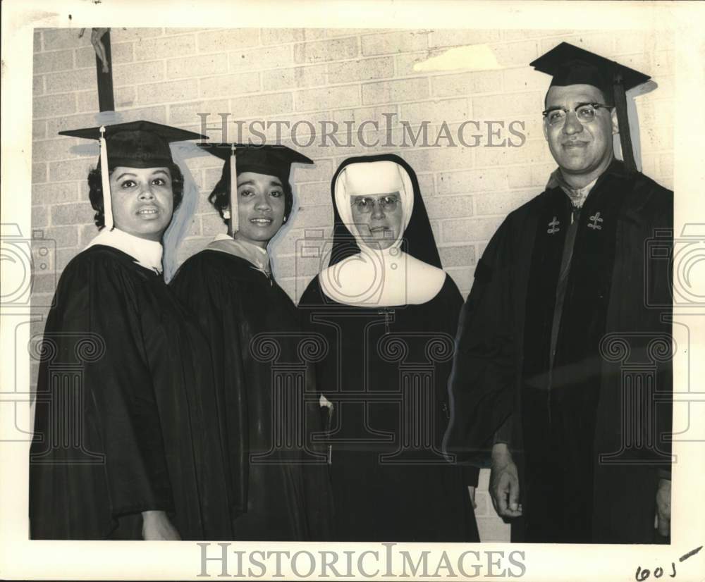 1965 Xavier University graduation exercises participants - Historic Images