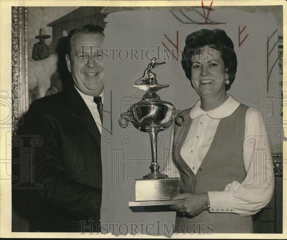 1965 Press Photo Bowler Myrt DeFily holds trophy - noo66166- Historic Images