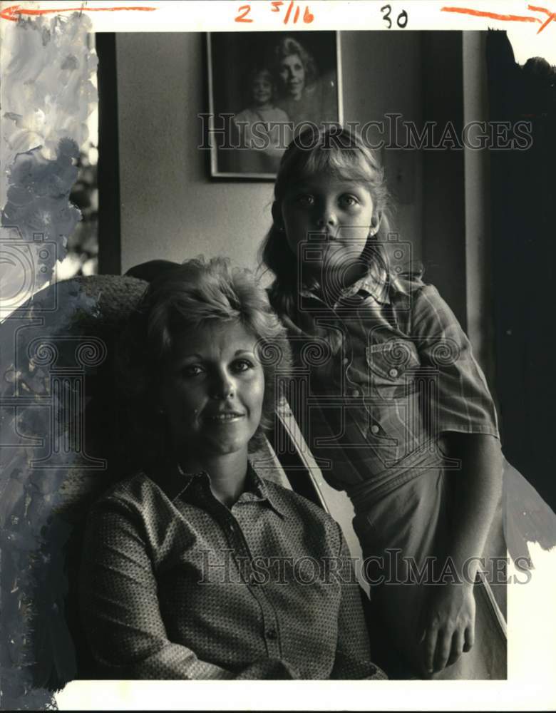 1982 Linda Sims with daughter Veronica in Home Portrait - Historic Images