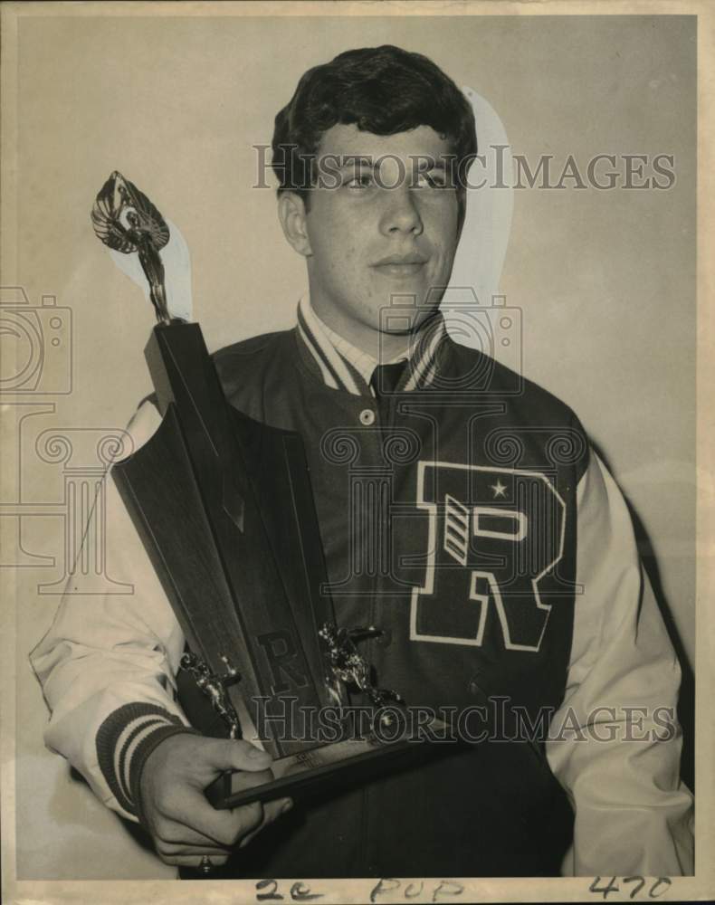 1968 Press Photo John Singelmann holds the &quot;Coach&#39;s Award&quot; for Rugby at Banquet - Historic Images