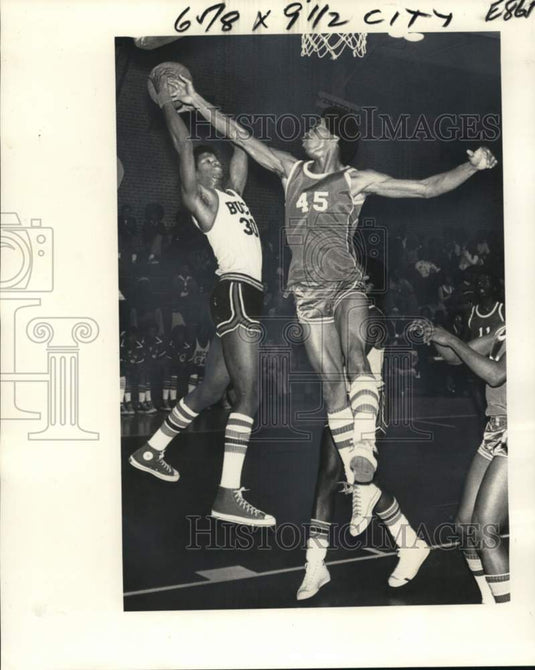 1977 Press Photo West Jefferson-McDonogh Basketball Game Confrontation - Historic Images