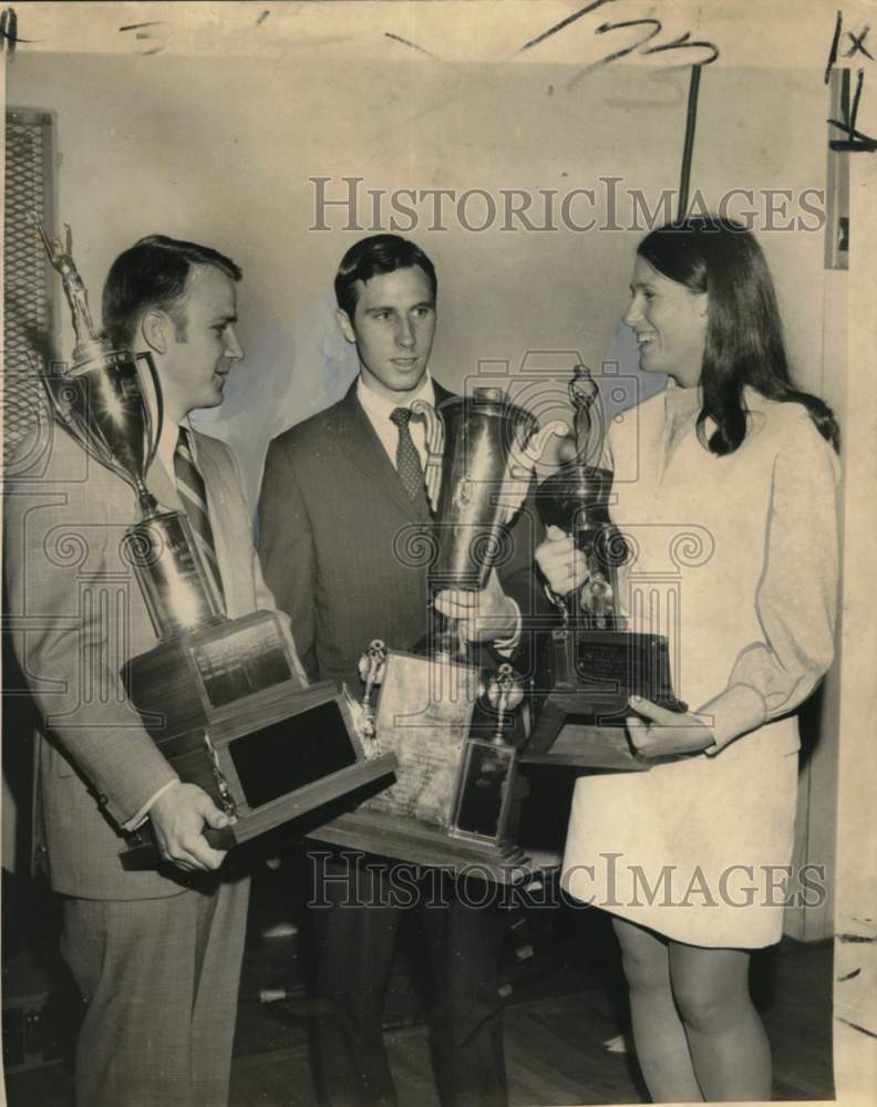 1969 Press Photo Loyola University outstanding students of the year - Historic Images