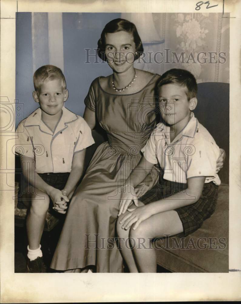 1955 Mrs. Thomas Winstead with children Thomas, Jr. and David - Historic Images