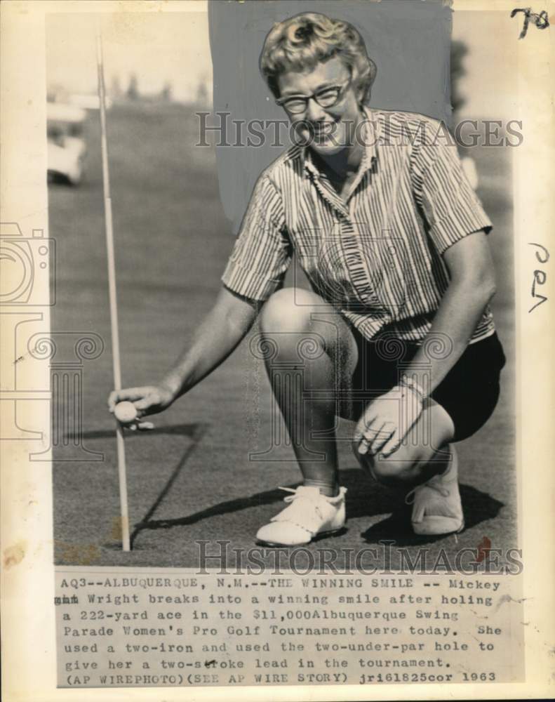 1963 Press Photo Mickey Wright smiles at Albuquerque's 222-yard hole-in-one putt - Historic Images