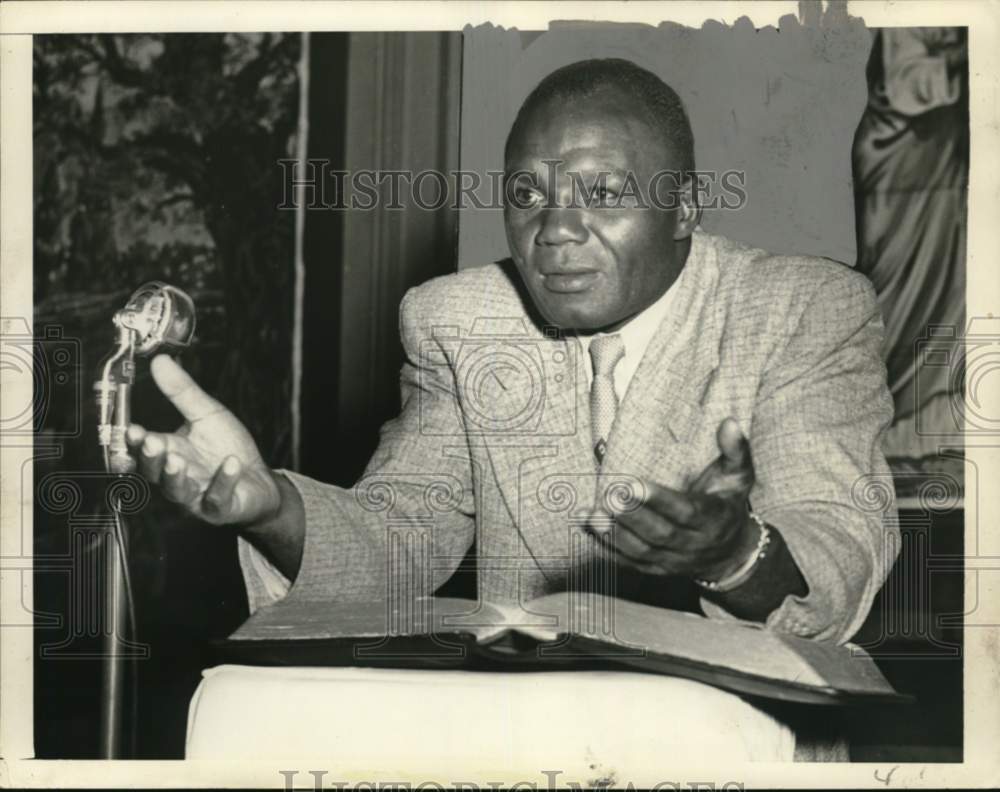 Press Photo Jerry Joe Walcott, boxer, speaks from pulpit - noo67105 - Historic Images