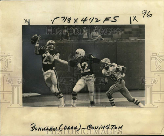 1977 Press Photo Doug Waddell and Gary Goodlett watch overthrown Wilcox pass - Historic Images