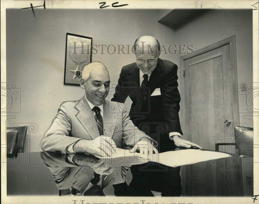 1974 David Winstein and Leon Godchaux sign symphony contract - Historic Images