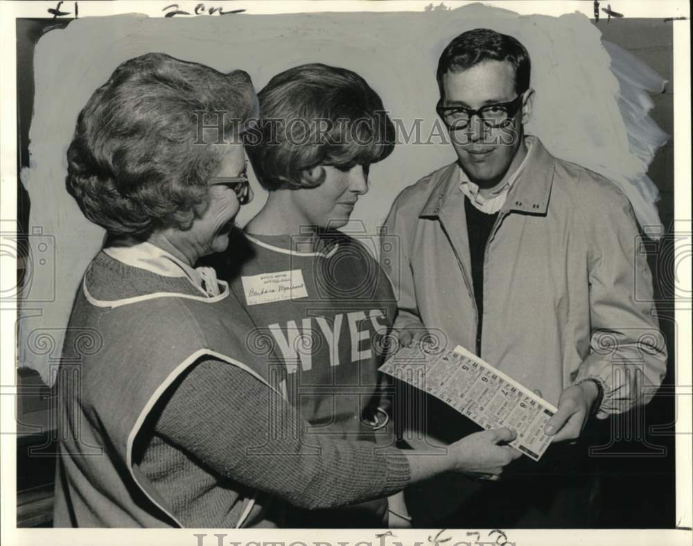 1968 Larry Siegel, first high bidder in WYES-TV Bid-By-Phone Auction - Historic Images