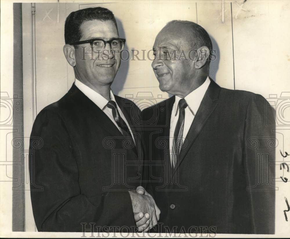 1967 Press Photo Dudley Geigerman congratulates Milton Wise at golf club banquet - Historic Images