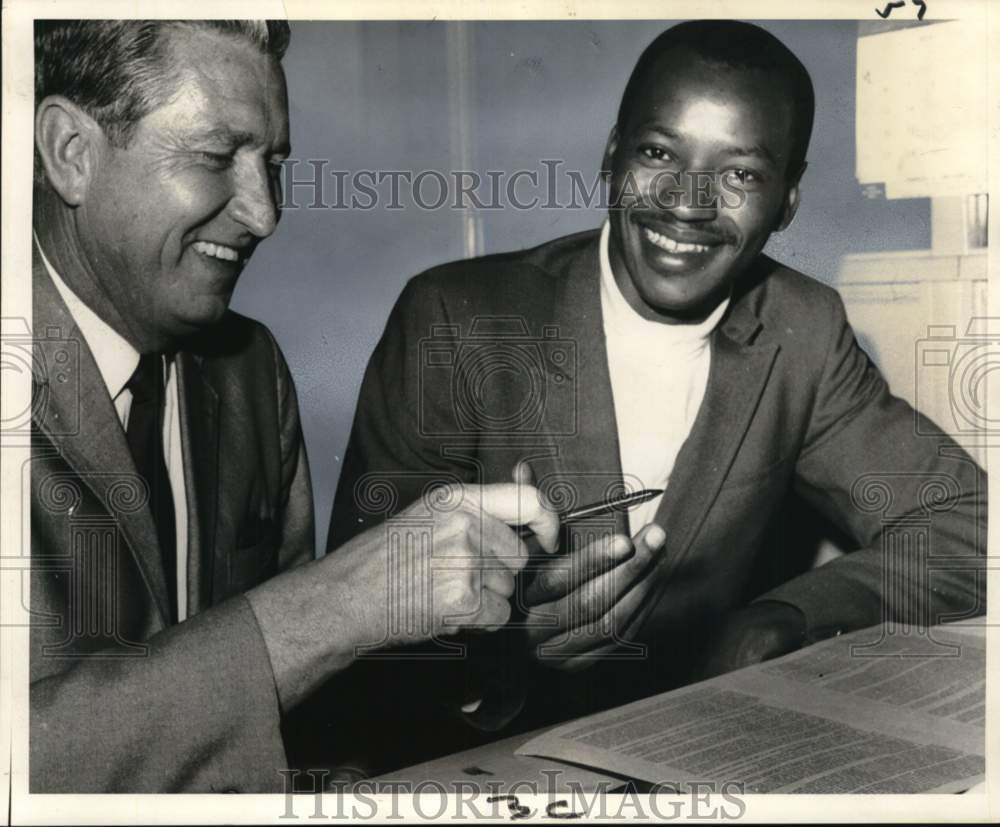 1968 Press Photo Jasper Wilson signed contract with New Orleans Buccaneers- Historic Images