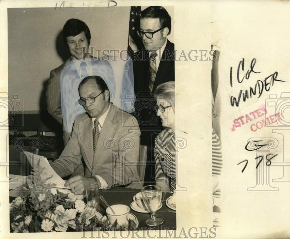 1974 League of Savings and Loan-Homestead president T.G. Wunder, Jr. - Historic Images